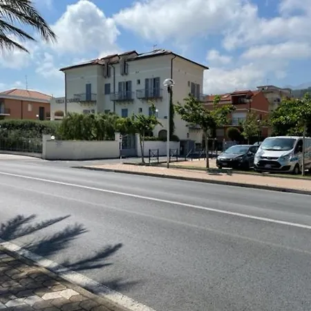 Free Parking - 5 Stelle Elegante A 100 Mt Dal Mare Pietra Ligure
