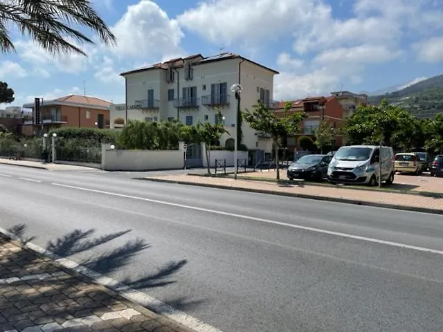 Free Parking - 5 Stelle Elegante A 100 Mt Dal Mare Pietra Ligure